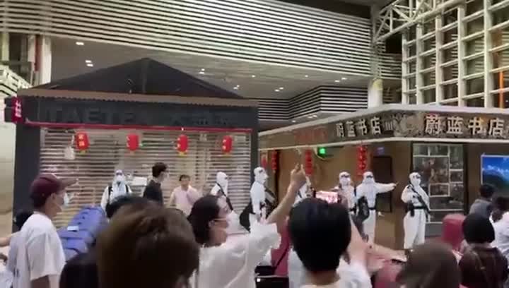 它们的枪口一直在对着谁?