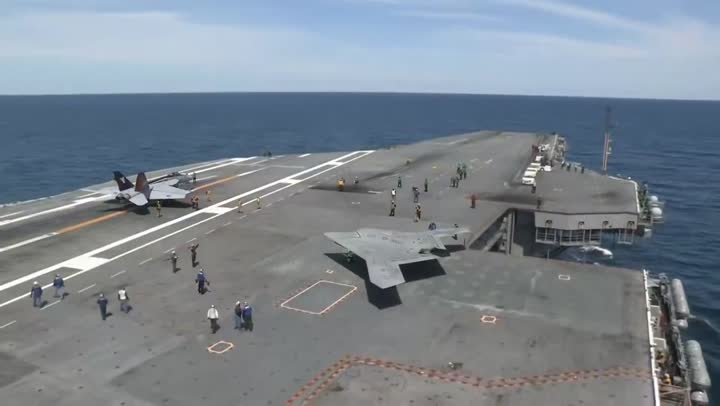 美国首次从航母上起飞无人武器系统 X47 B