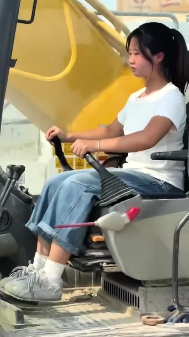 她爸是开挖机的
