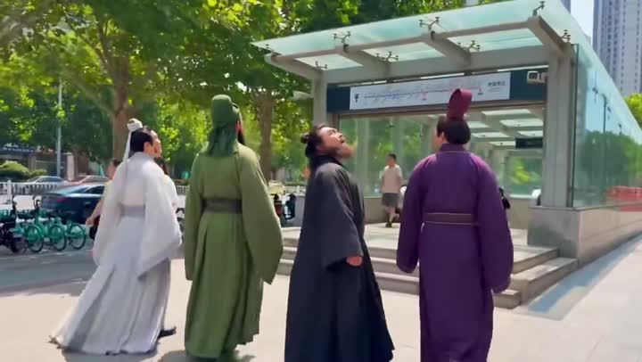 ✌️还比较像嘛……