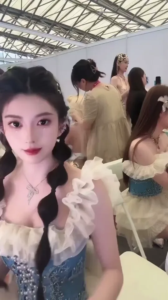 exhibition Girl