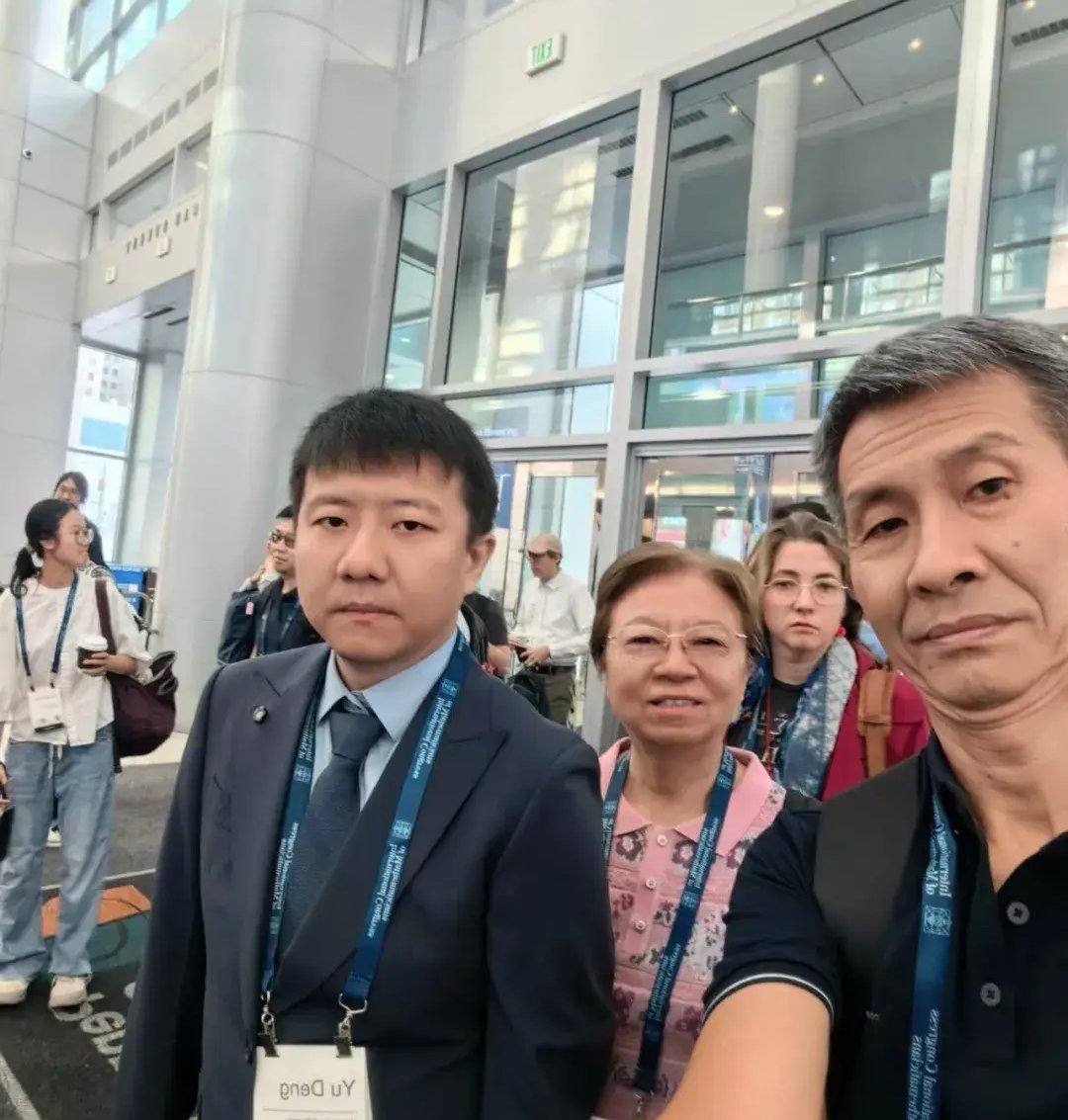 菲尔兹奖获得者邓煜全家都是学霸啊：
邓煜的母亲王文玲是当年河南开封的高考状元，凭借优异成绩考入中山医科大学。
邓煜父亲邓开顺毕业于中山大学计