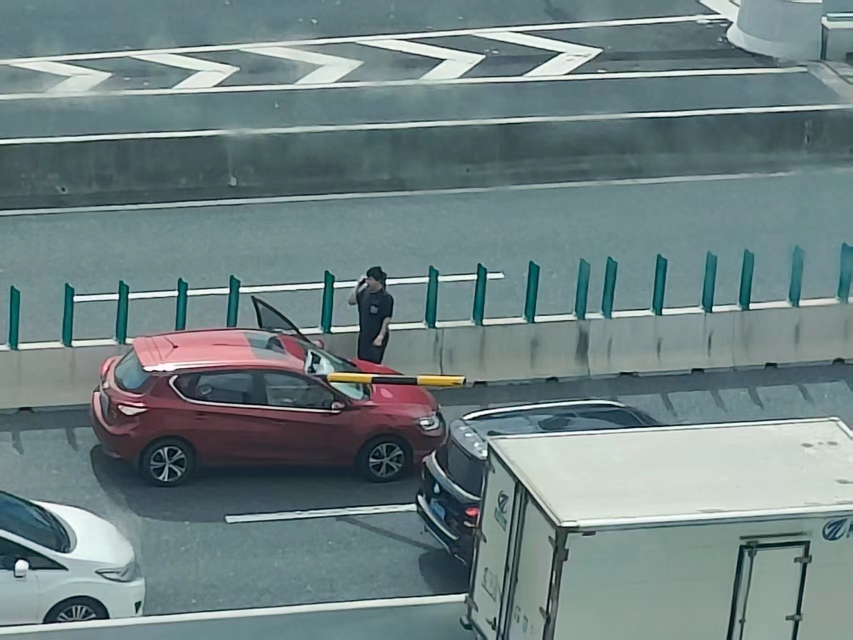 苏州工业园区星港街高架跨线桥!
限高杆遭撞击断裂,如同标枪一般,当场击穿途经小车!
幸亏开车人命大,没被击中!应该要去上香了。