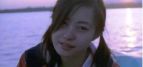 《颐和园》里余虹在回绝追求的信里写：“一个人可以拮据度日，但两个人就会心生怨恨。”似乎也是在呼应鲁迅《伤逝》里的话：“人必先生活着，爱才能有