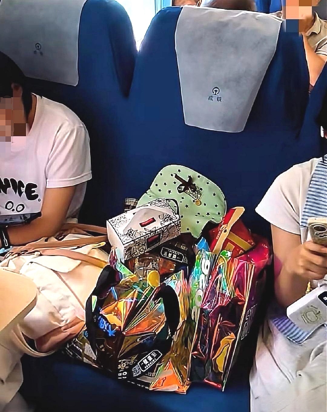 为什么这两个小姑娘宁可被骂也不肯让出那个空座?
孩子的爸爸多买一张票,根本不是为了放零食这么简单。
这两天网上都在热议这件事,两个小姑娘坐