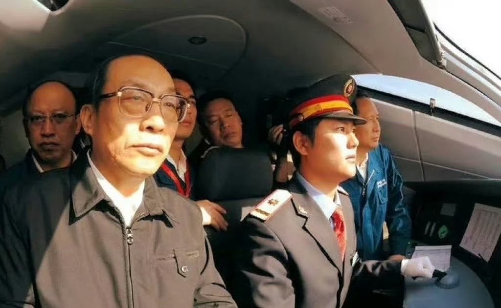 2010年,徐州。当年,京沪高铁冲486.1km/h的名场面。
刘志军的眼神很坚定。
中国高铁关键数据,都是京局京段工人师傅,冒着生命危险,