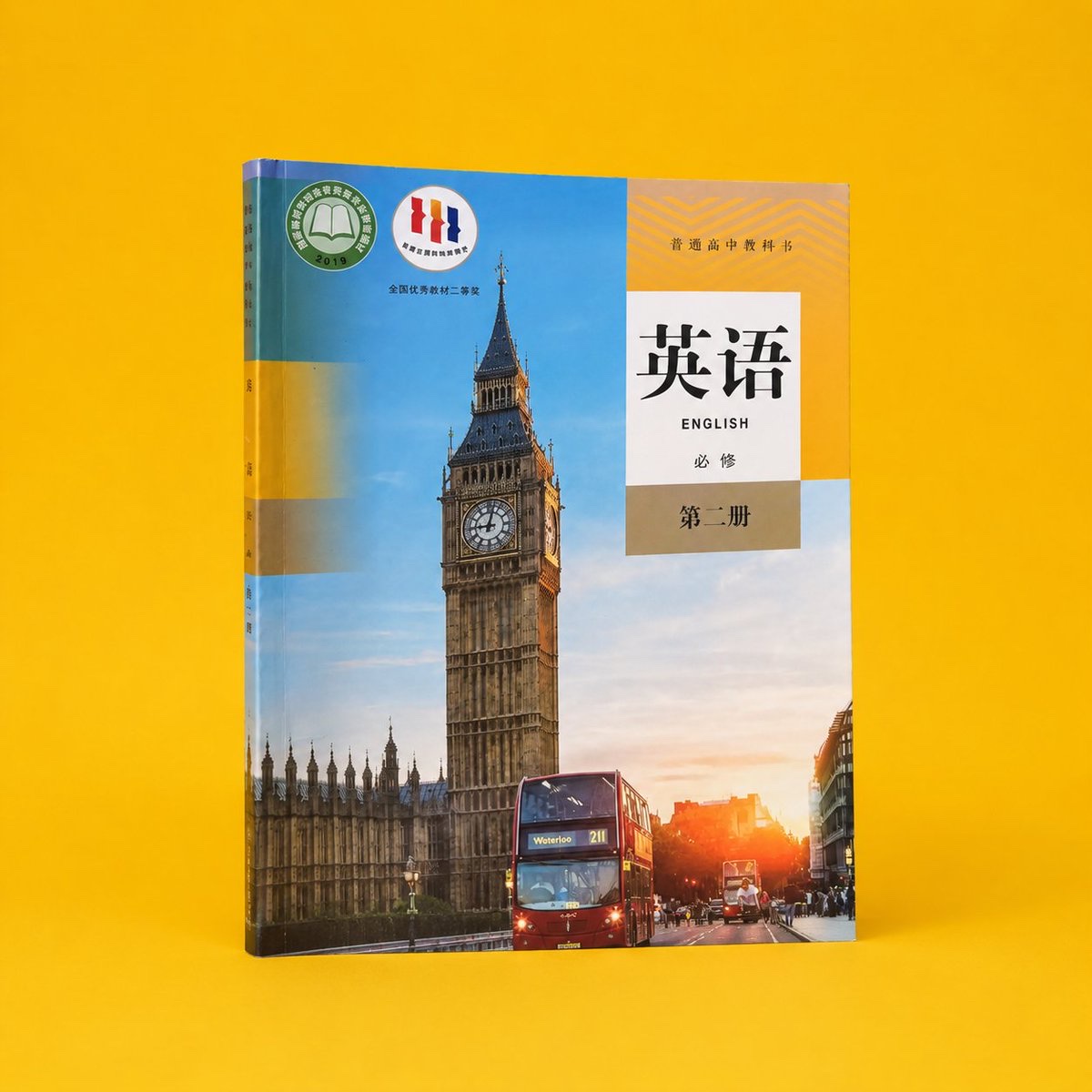 独属于中国人的浪漫:
一本英语课本书跨越万里放在了英国大本钟景点的附近,每个中国人去大本钟旅游都会找到这本书,在课本上留下自己的话或者帽子