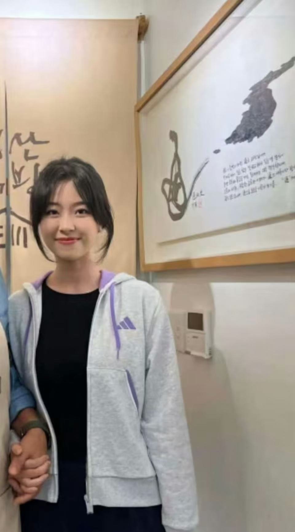 在韩国被杀女生遇害全经过。

1.8月20日下午两点，女生被监控视频拍到进入她导师郑昌盛的家中。无胁迫迹象。

2.8月20日晚十点半。视频