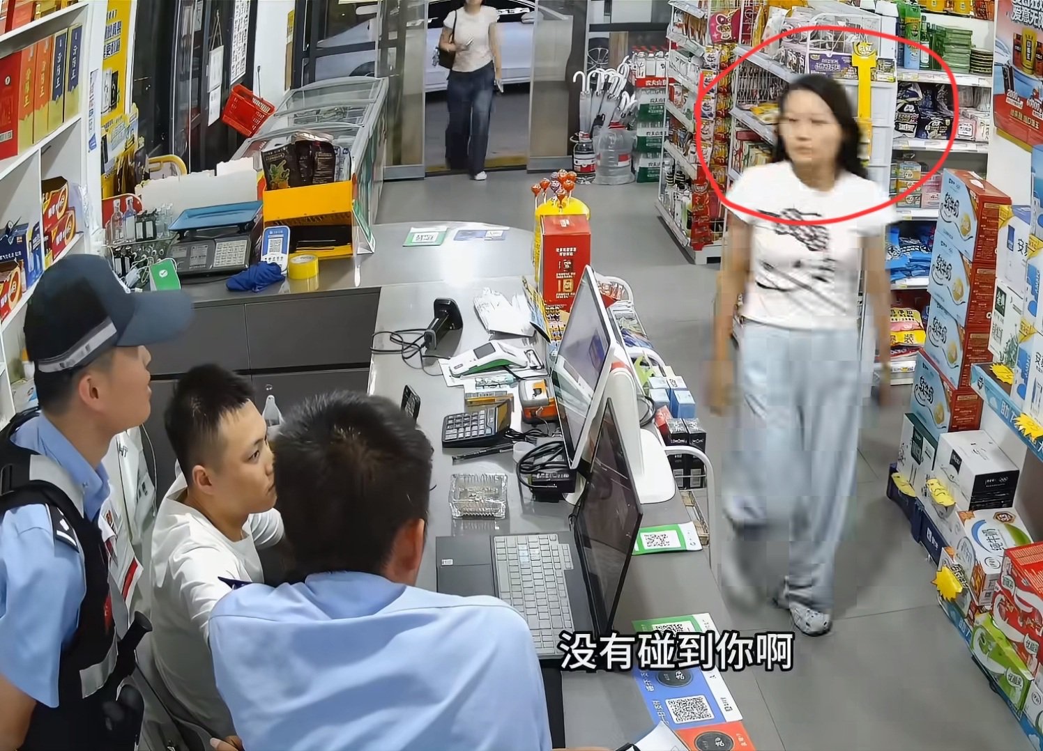 8月28日深夜,浙江丽水一便利店内,一名女顾客报警称一名男顾客摸了她的屁股。店主调取监控后,还男顾客清白。
更让人无语的是,女顾客还责怪店主