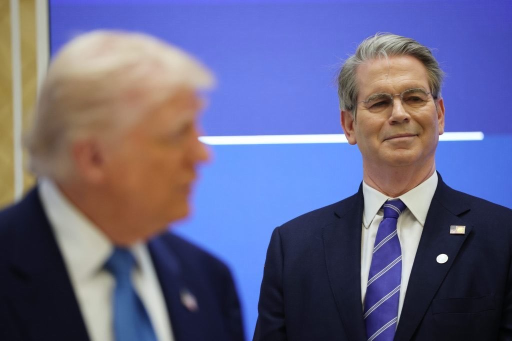 美国财长:世界只能在美国和伊朗之间二选一。
美国财政部长贝森特今天召开新闻发布会。他说:
“美国正在对伊朗发动史上最猛烈的经济打击。世界领导