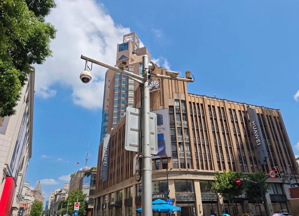 华为🌼牛逼!网友投稿
近日,一张华为上海旗舰店与公共厕所路牌的合照在网上爆火,引发众多游客前往现场打卡。
25日,有网友发现,华为已迅速“派