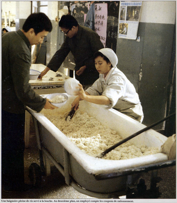 法国人拍的八十年代的清华大学的食堂。大厨先用大锅煮米、上屉蒸熟,然后捞到浴缸里盖上棉被焖着;另外还有浴盆放免费的米汤,早餐时这浴缸再用来盛稀