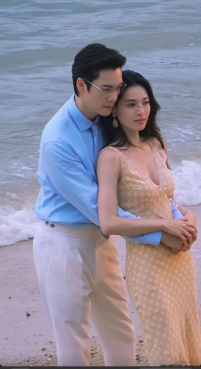 演员就是个高危职业呀！哪个男的经得起这样的诱惑！时间久了真怕擦出爱的小火花来！
