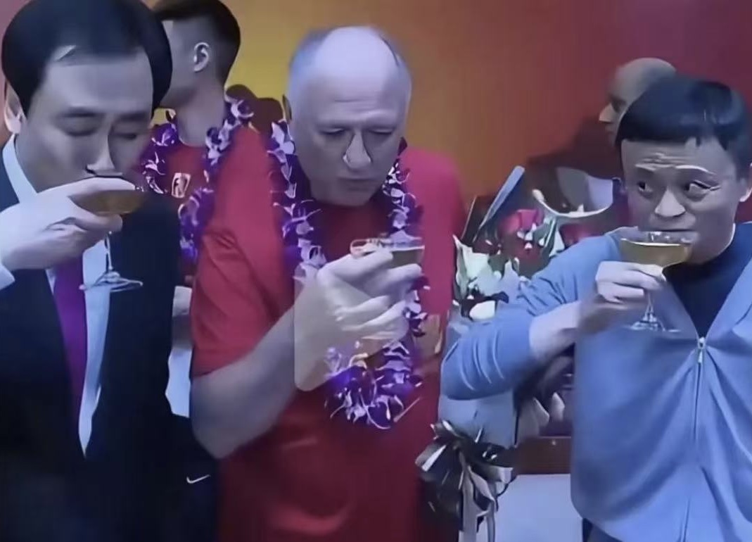 马云和许家印喝酒的图片。这是当年许家印带马云见世面。马云喝酒的时候,正在观察。许家印的神态举止。