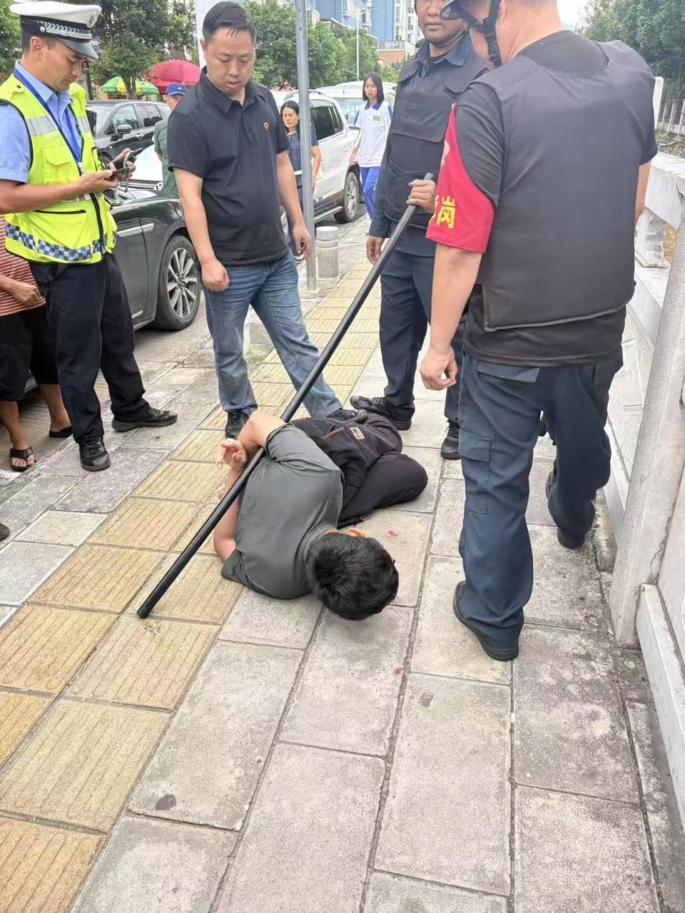 8月30日,云南临沧市第一中学发生无差别袭击事件
目前伤亡情况不明,现场有学生重伤倒地,嫌疑人被当场控制。