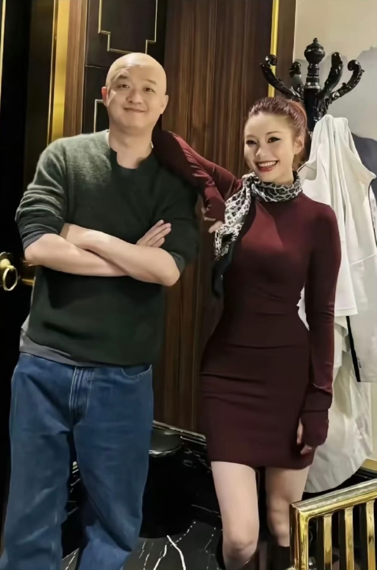 一个字:骚!包贝尔出轨红衣美女,红衣美女样貌曝光!👄嘴大身材好,包贝尔挺会挑的。
8月中旬,包贝尔在外地工作期间。
红发女子入住同一酒店。两