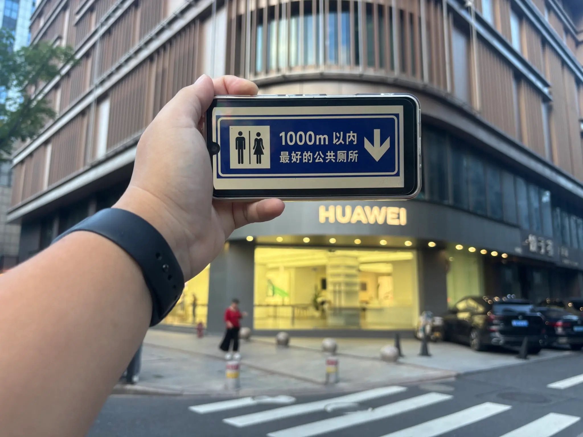 华为的公关水平跟他的技术水平一样好,这吊公司疑似跟现在畜生海外工作不相上下,本质都是只会花钱撒币买量外加威胁堵嘴,现在好了,全网给你玩上一厕