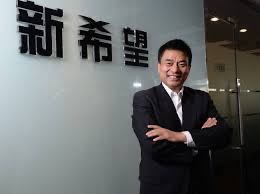 从中国首富到欠债千亿!刘永好养猪豪赌失败,每天利息就欠490万
曾经调查,上海学生餐发臭腐烂事件的背后是新希望集团的刘永好。
一个做猪饲料的