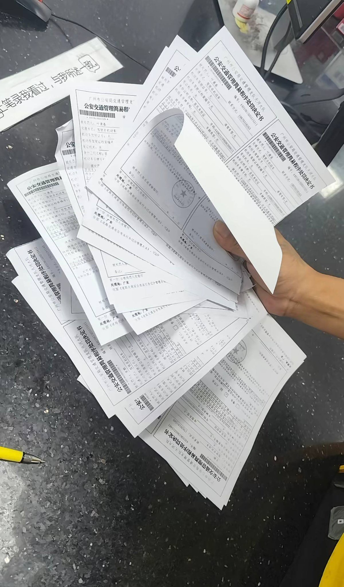 9月3日，广州大量外卖骑手反映，其接单账号突然被平台“永久限制接单”或封号。
据骑手群显示，自9月2日起，平台配合相关部门开始对存在闯桥隧道