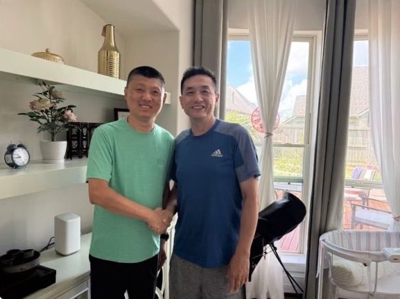 祝贺# 袁腾飞 老师落地美利坚!
走出这一步真的不容易,他曾说因为英文无法顺畅沟通,所以迟迟未下定决心。
一个历史积蕴如此深厚的人,在知天命