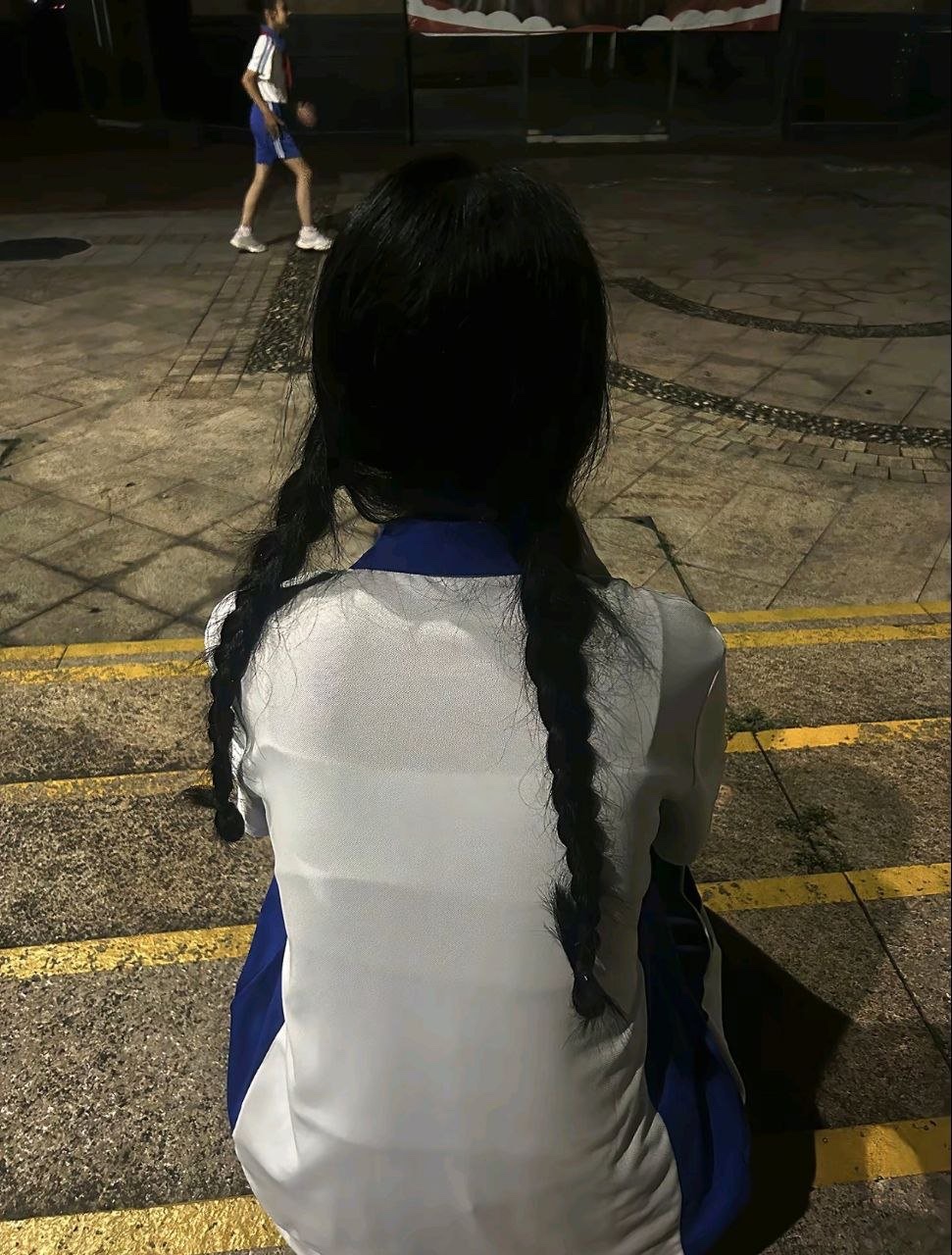 开学季,深圳校服因“全市统一款式、自行到商超购买、单价最低19.9”冲上热搜第一。
不需学校统一采购,由学生自行购买,可以随时在街边店铺、外