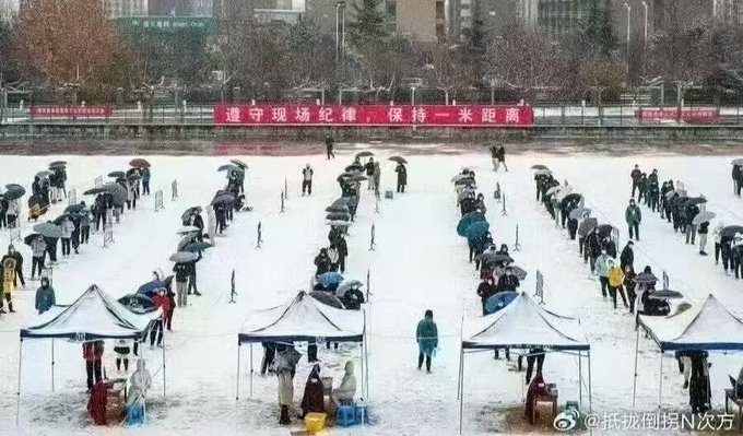 “如果都不是我,那么下次就是我。”
9月18日是贵州隔离转运大巴事故四周年。
一网友晒出一张当年小区公示栏照片。
照片中的手写标语写道:“如