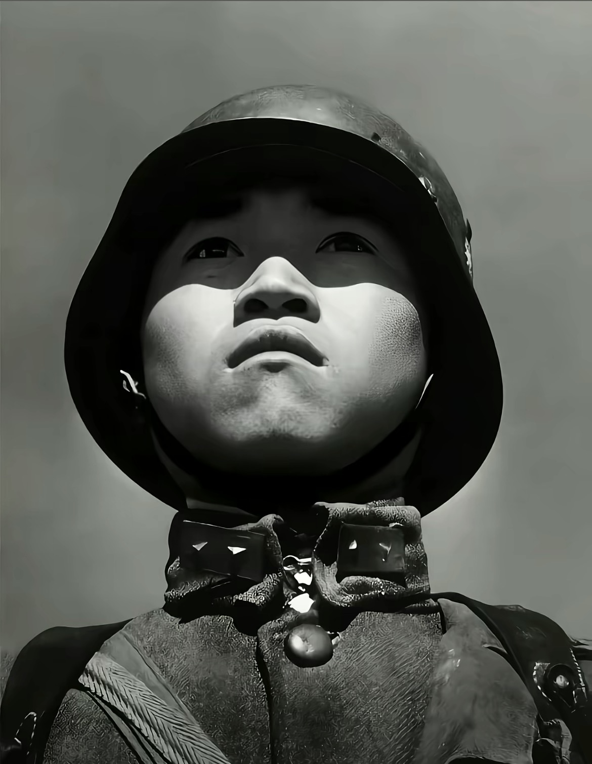 国军就是国军,别扯其他的!这张照片由战地记者罗伯特·卡帕1938年在武汉会战前线拍摄。
这名少年士兵只有15岁,属于国民革命军德械部队,头戴