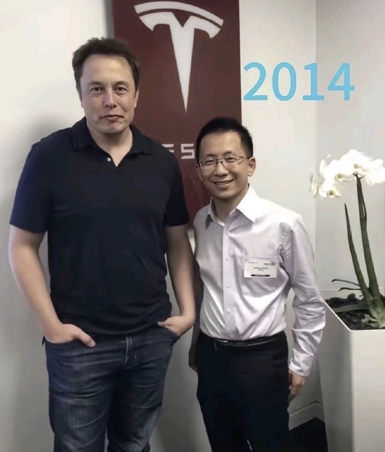 十多年前,他们还很青涩;十多年后,他们都已站上世界科技与财富的巅峰。
2014年,张一鸣创立字节跳动不久,赴美交流学习,专程前往特斯拉总部