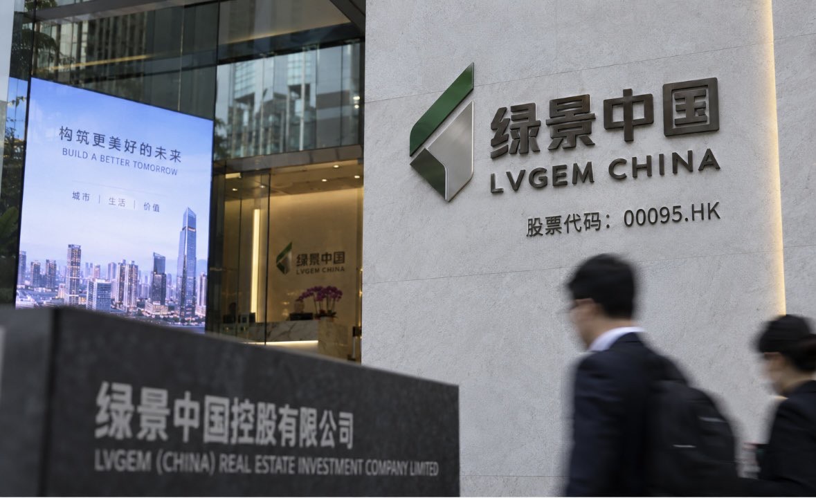 如此信用!再无人投资:中国房企的债务重组已经发展到一种很有艺术感的程度了。
绿景中国给境外债主最新准备了三个选项。
第一档,本金给你换成五年