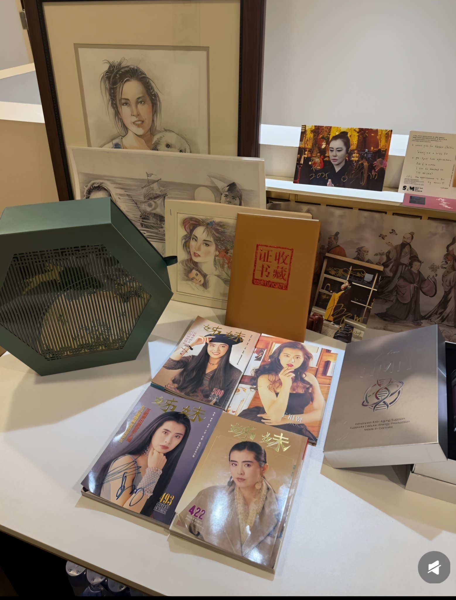 王祖贤在温哥华的艾灸馆,装修算不上高档,但是挺雅致。店铺一共两层,三间房间,布置的很有禅意。
进门之后,店员会像在寺庙里一样称呼你为师姐,因