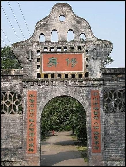 文彩中学
文彩中学,始建于1942年,当时是一个私立中学。创建人是四川省当时的大地主刘文彩。刘家于1942年捐资200万美圆修建,占地数百