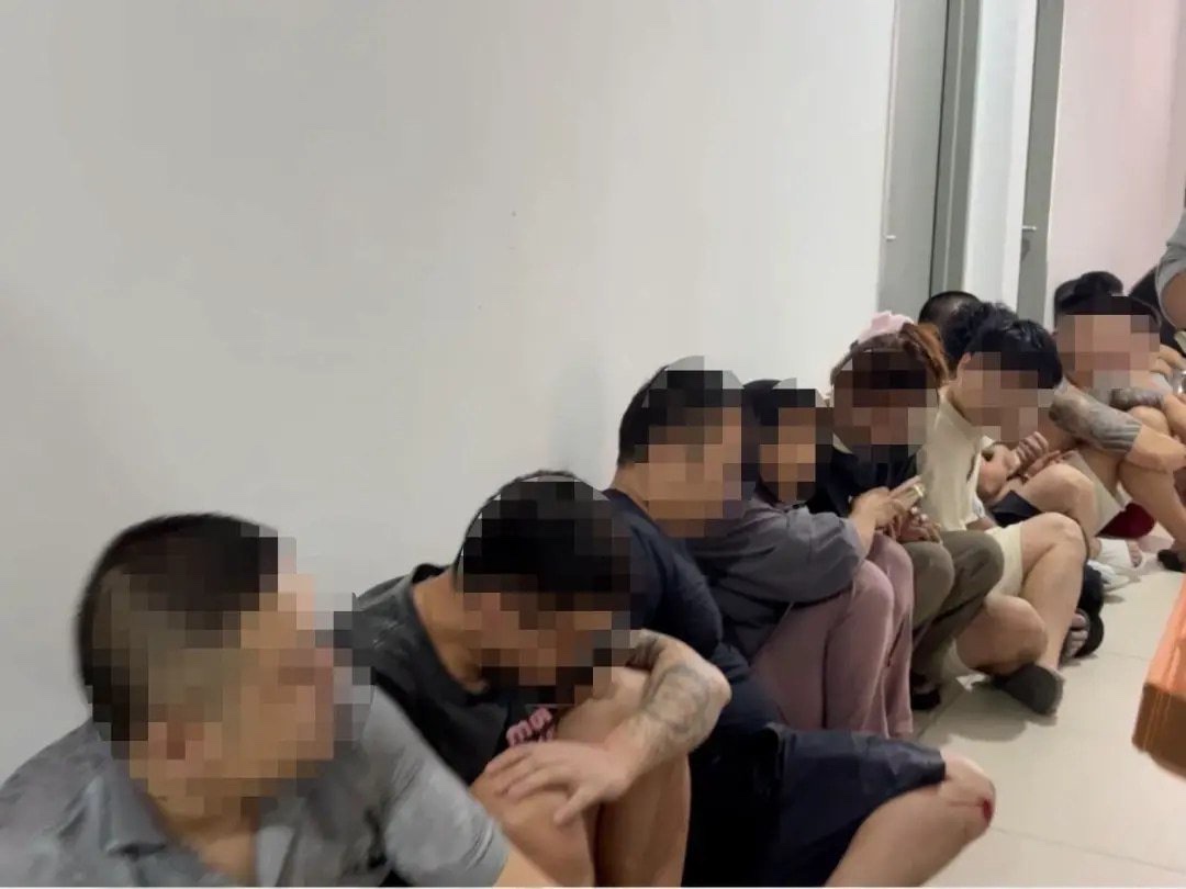诈骗……感觉已经成为了中国人的专利!
马来西亚突袭诈骗中心,拘捕98人,其中88名中国籍人员
10月6日,马来西亚移民局公布,执法人员于5日