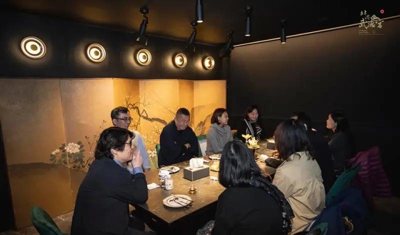 吉林省委书记黄强,请13名网红喝咖啡,要求他们把握政治方向、弘扬主旋律,讲好吉林故事,安排宣传部门和网信部门提供支持。说白了,就是要把网红们